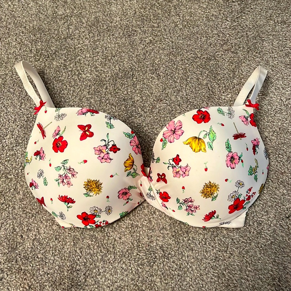 Like new! Victoria’s Secret padded plunge bra 32DD 🌺🌼🌸🦋